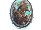 Gros plan sur une bague ornée d'une turquoise