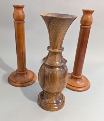 deux bougeoirs en bois posés l'un à côté de l'autre sur une table