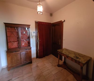 une pièce dans laquelle se trouvent une table et une armoire