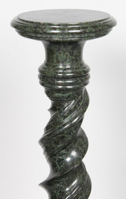 socle en marbre vert avec un plateau rond et un motif en spirale