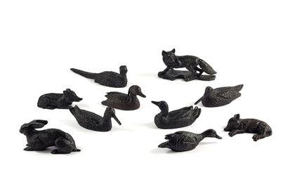 de nombreuses figurines noires représentant des animaux sur un fond blanc