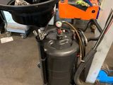 une photo d'une pièce remplie d'outils et de matériel