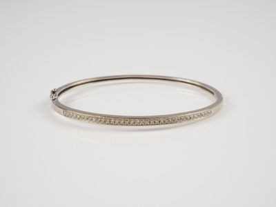un bracelet rigide en or blanc serti de diamants sur fond blanc