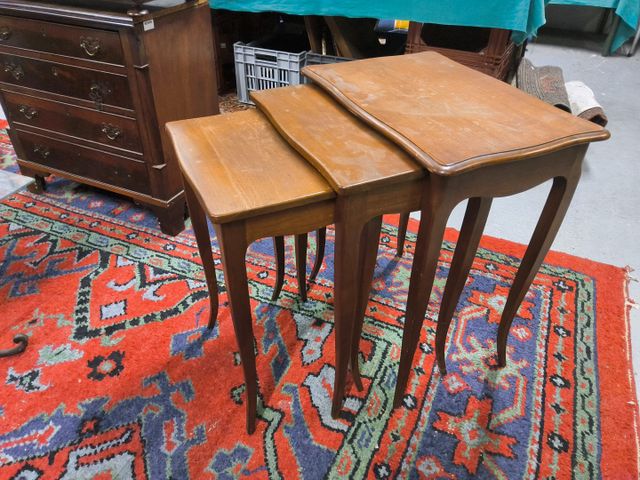 Trois tables gigognes, pieds galbés 