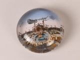 une boule de verre dans laquelle on voit l'image d'une ville