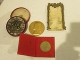 une boîte rouge contenant une médaille d'or et une boîte rouge contenant une médaille d'or