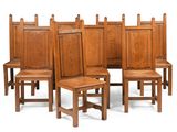six chaises en bois alignées les unes contre les autres