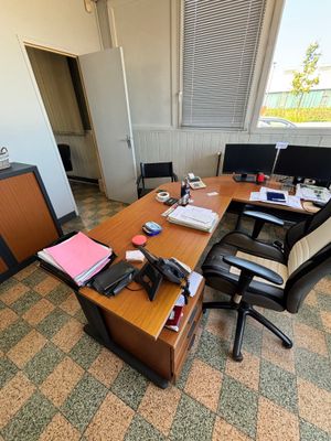 une photo d'un bureau très encombré
