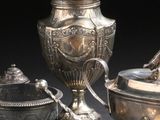 beaucoup d'objets en argent posés sur une table