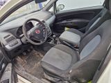 une petite voiture équipée d'un volant et d'un tableau de bord