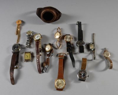un grand nombre de montres posées sur une table