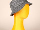 un chapeau gris et noir sur une tête de mannequin