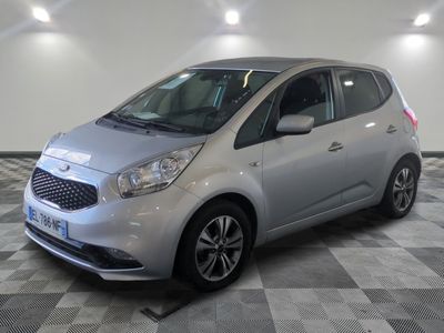 la voiture argentée est garée sur un sol en damier dans le garage
