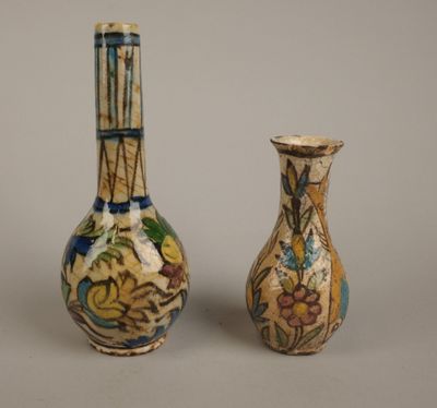 deux vases posés côte à côte sur une table