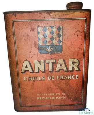 une vieille boîte en fer-blanc sur laquelle est inscrit le mot « antar »