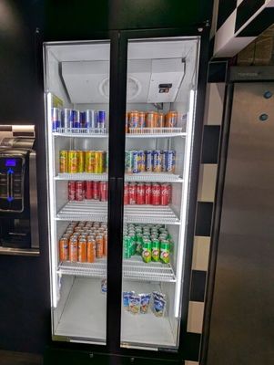 un réfrigérateur contenant des boissons, situé dans une cuisine
