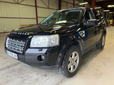 une photo d'une Land Rover noire garée dans un garage