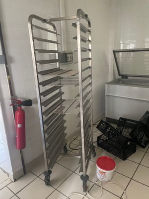 une photo d'une cuisine professionnelle avec une étagère remplie d'aliments