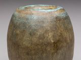 gros plan d'un vase sur une surface blanche