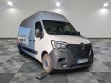 une camionnette blanche garée sur un sol en damier
