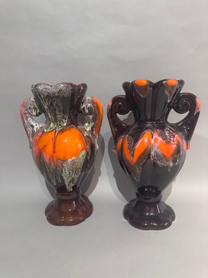 deux vases posés côte à côte sur une table