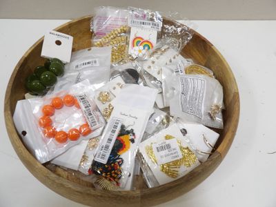 un saladier en bois rempli d'objets divers posé sur une table