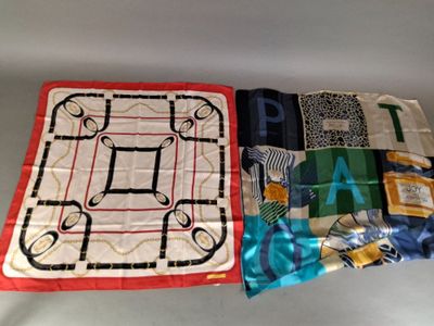 deux morceaux de tissu posés sur une table