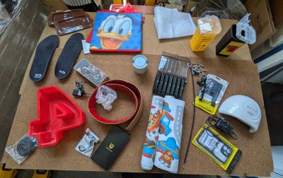 une table sur laquelle se trouvent de nombreux objets