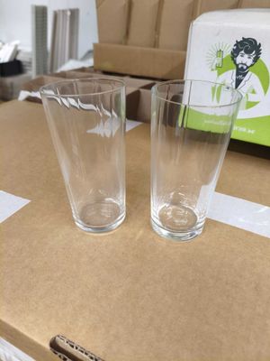 deux verres posés sur une boîte en carton, sur une table