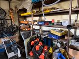 une pièce remplie de différents types d'outils