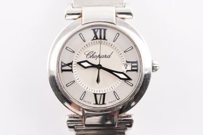 une image d'un gros plan d'une montre-bracelet avec des chiffres romains