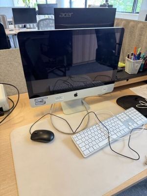 un bureau sur lequel se trouvent un ordinateur, un clavier et une souris