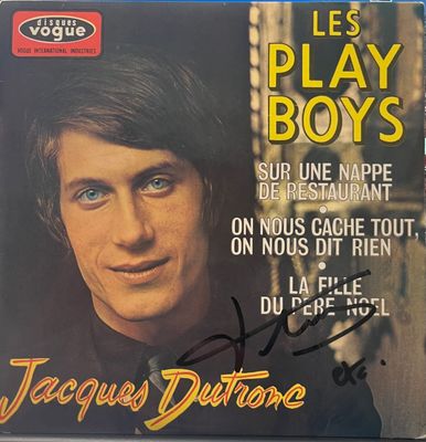 un gros plan d'un CD sur lequel figure la photo d'un homme