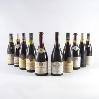 six bouteilles de vin sont alignées sur une surface blanche