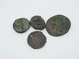 quatre pièces de monnaie romaines anciennes, dont l'une a été nettoyée et l'autre a été nettoyée