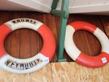 deux gilets de sauvetage posés par terre l'un à côté de l'autre