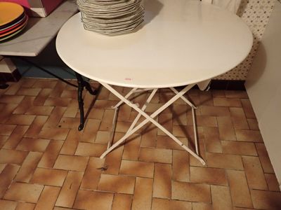 une table blanche sur laquelle est posée une pile d'assiettes