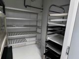 une petite pièce avec de nombreuses étagères
