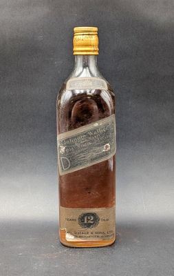 une image représentant une bouteille de whisky avec une étiquette dessus