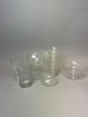 un grand nombre d'objets en verre posés sur une table