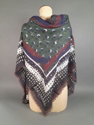une image représentant un châle de femme sur une tête de mannequin