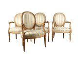 paire de fauteuils de style Louis XVI avec assises rembourrées