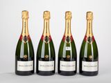 trois bouteilles de champagne sont alignées sur un fond blanc