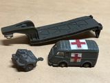 une ambulance et un char d'assaut miniatures posés sur une table