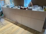 une photo d'une pièce où l'on voit de nombreux objets posés sur le comptoir