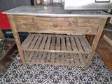 une table en bois avec un plateau en marbre, posée sur un sol carrelé