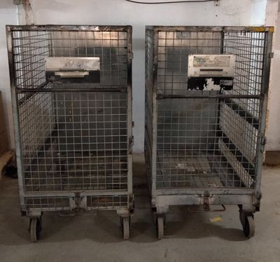 deux cages placées l'une à côté de l'autre dans une pièce