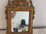 une photo d'un miroir posé sur un plan de travail en marbre