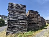 un tas de bûches posé au bord d'une route
