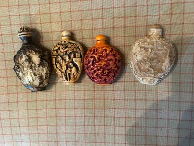 trois petits vases posés côte à côte sur une table